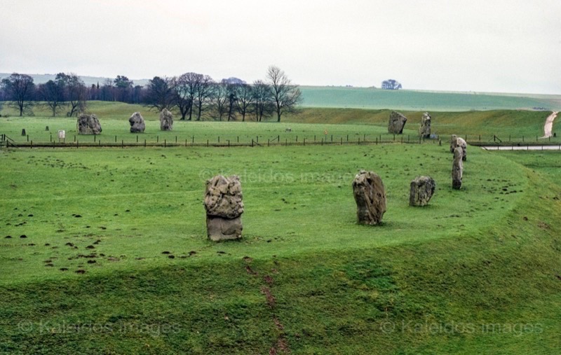 Avebury, cercle de pierres, cromlech, henge, mégalithe, Néolithique, patrimoine mondial UNESCO, Wiltshire, Angleterre, monument préhistorique, sarsen, archéologie, Stonehenge, Bronze ancien, cérémoniel, rituel, Alexander Keiller, National Trust, paysage sacré, astronomie préhistorique, Grande-Bretagne antique, site patrimonial, Kaleidos, Kaleidos images, La parole à l'image, Tarek Charara